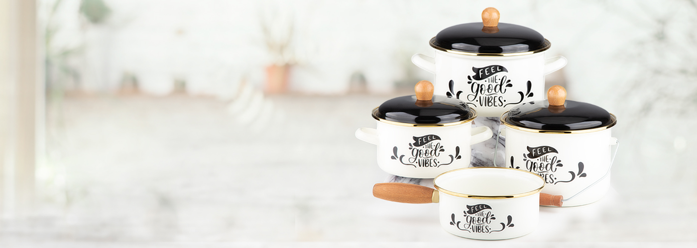 ENAMEL POT - with wooden accesories